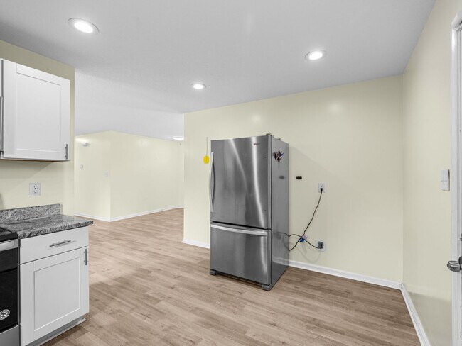 Building Photo - 103 Oakwood Ct