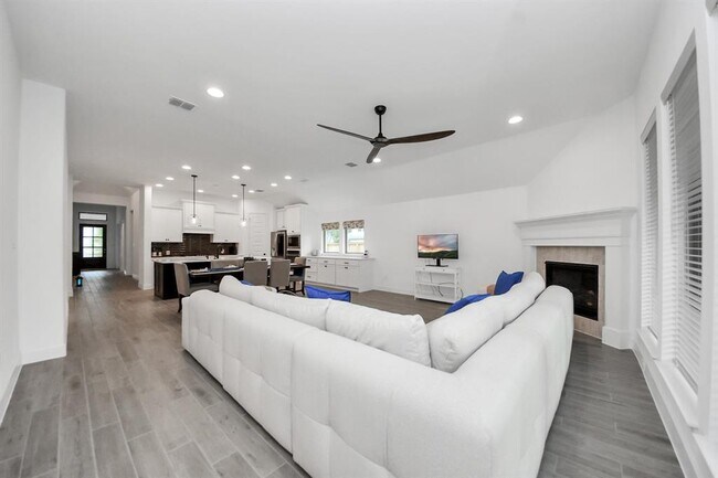 Building Photo - 210 W Netleaf Ct