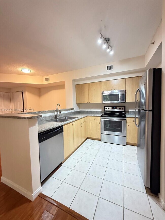 Building Photo - 7940 N Nob Hill Rd