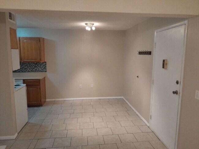 Building Photo - Immediate availability for a 2bd/1ba condo...