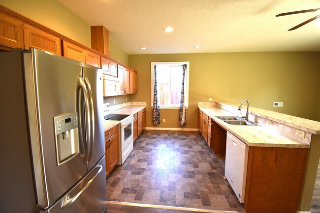 Building Photo - Gorgeous ground level accessible home.