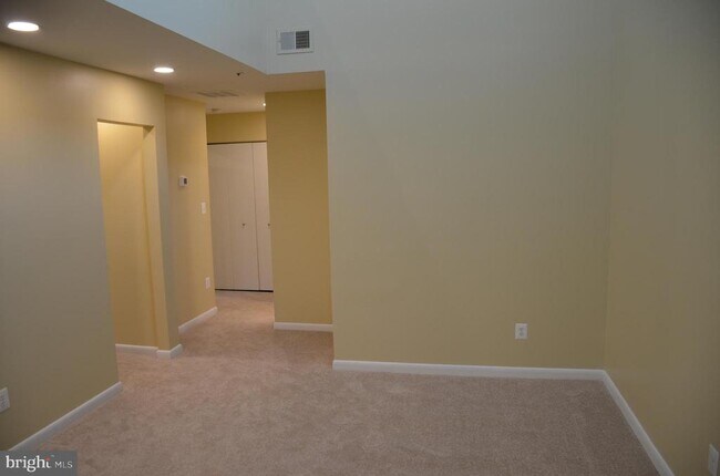 Building Photo - 1046 Spring Valley Ct