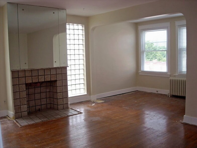 Living room - 929 Jancey St