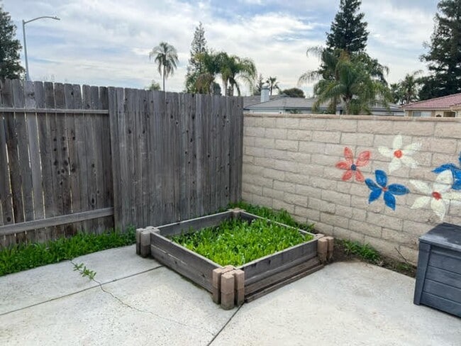 Building Photo - North West Bakersfield Home for Rent with Pool!