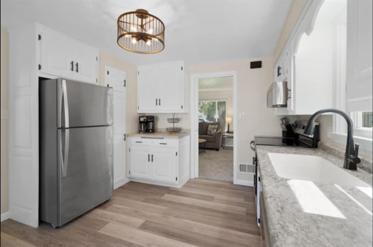 Building Photo - 1222 S Oneida St