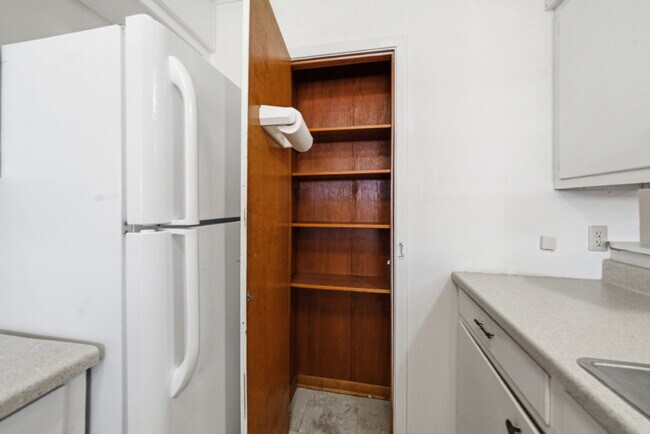 Building Photo - 204 W Lampasas St