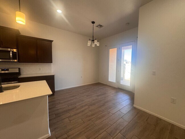 Building Photo - Beautiful newer townhome with Mountain View’s