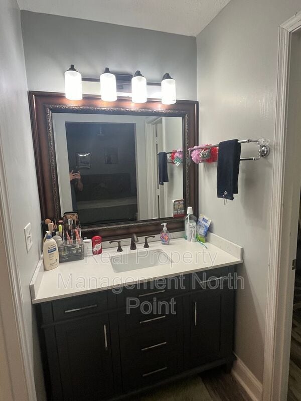 Building Photo - 5127 Village Green Way