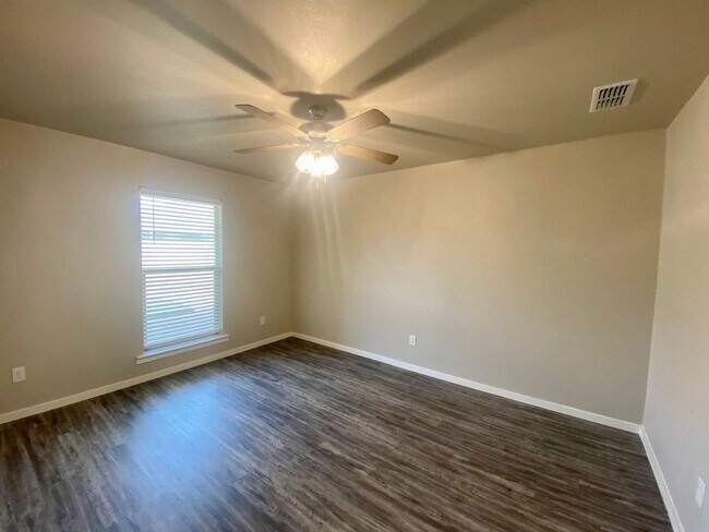 Building Photo - Introducing Your Dream Home: Spacious and Stunning 3 Bed, 2 Bath Haven Ready for You!