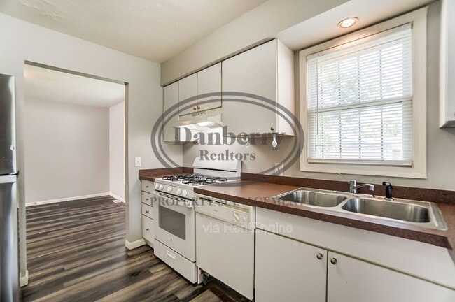 Building Photo - 1103 Searles Rd