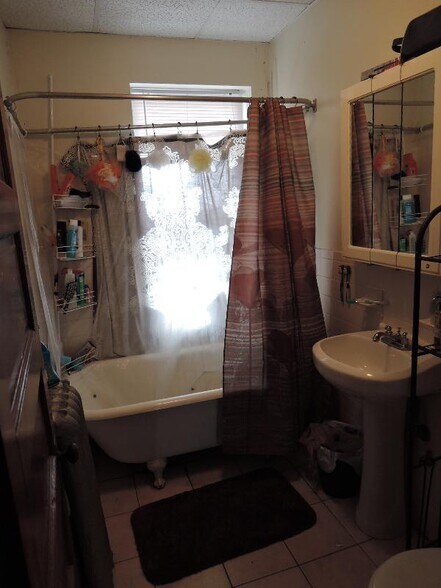 Building Photo - 35 Waverly St