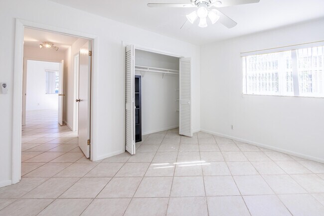 Building Photo - 527 W Jasmine Dr