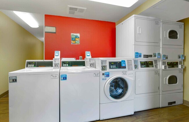 Building Photo - Furnished Studio-Phoenix - Airport - E. Oa...
