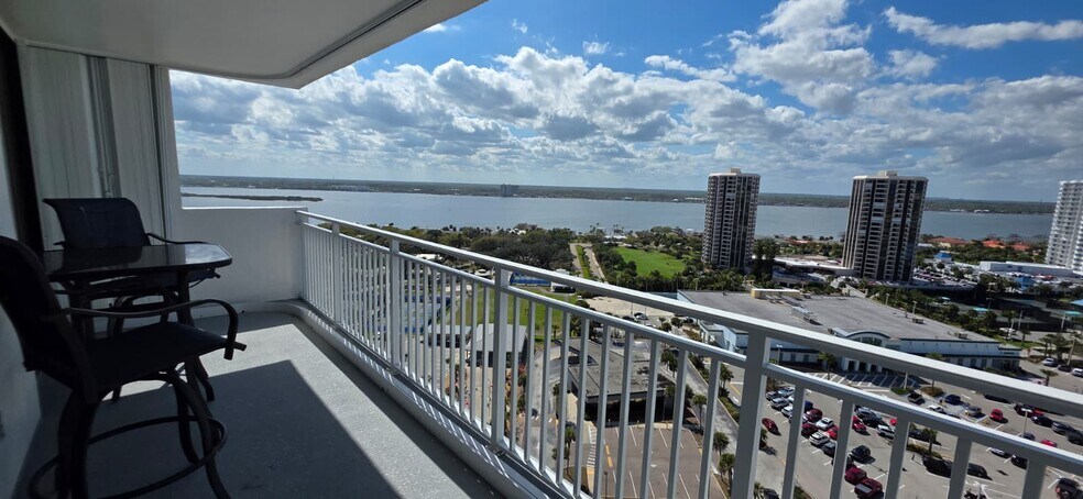 Building Photo - 3047 S Atlantic