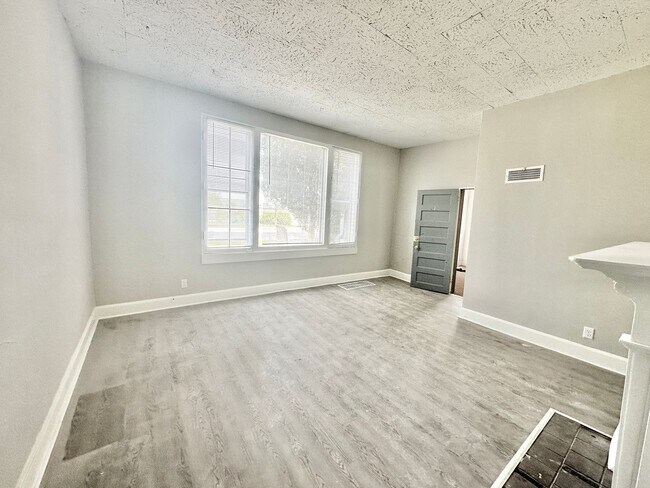 Building Photo - 2901 S 43rd St