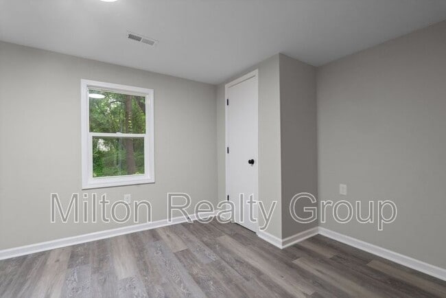 Building Photo - 602 Ross Rd