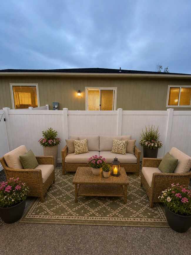 Building Photo - Spread Out in Style—Your 3 Bed Duplex Awaits