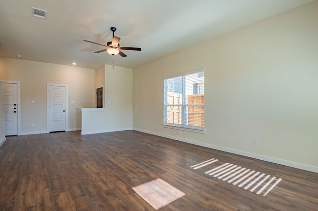 Building Photo - AVAILABLE NOW! GORGEOUS 4 BEDROOM DUPLEX LOCATED IN MIDLOTHIAN ISD!