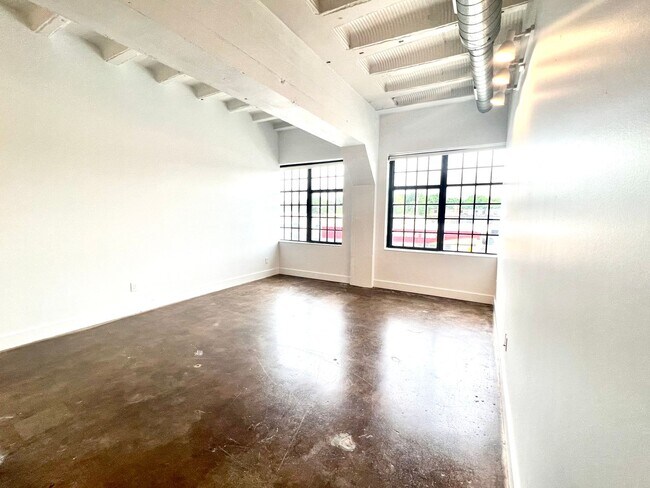 Building Photo - Studio Eleven