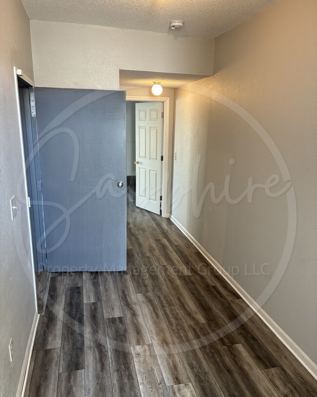 Building Photo - 5623 N Northwood Terrace