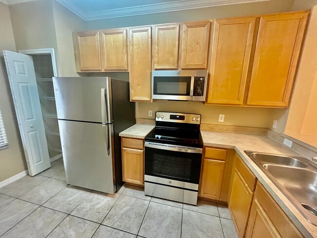 Building Photo - Beautiful 3 Bed 2.5 Bath Gated Condo for R...