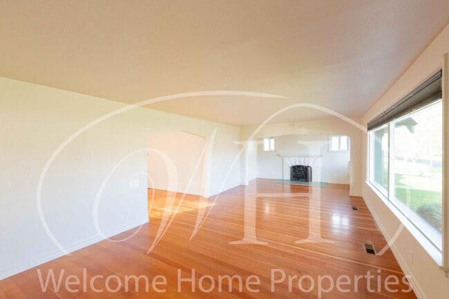 Building Photo - Sprawling 4 bed/2bath Craftsman Home