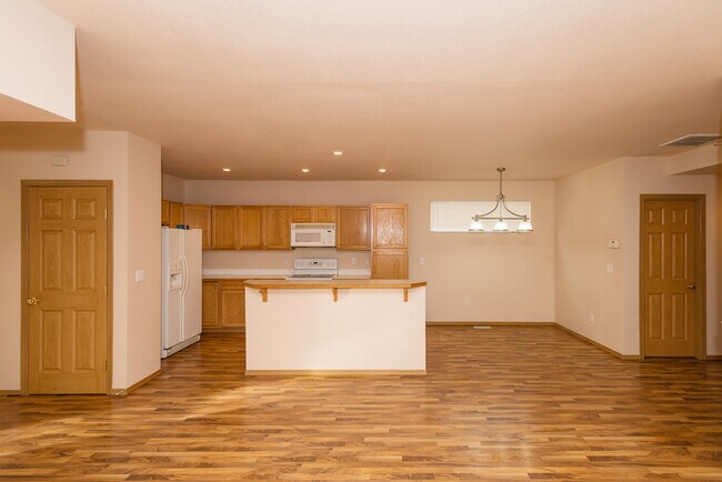 Building Photo - 4 Bedroom 2.5 Bath Home in Puyallup