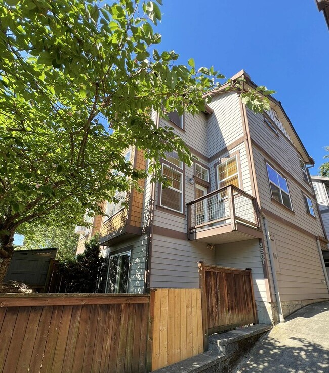 Building Photo - 4507 Evanston Ave N