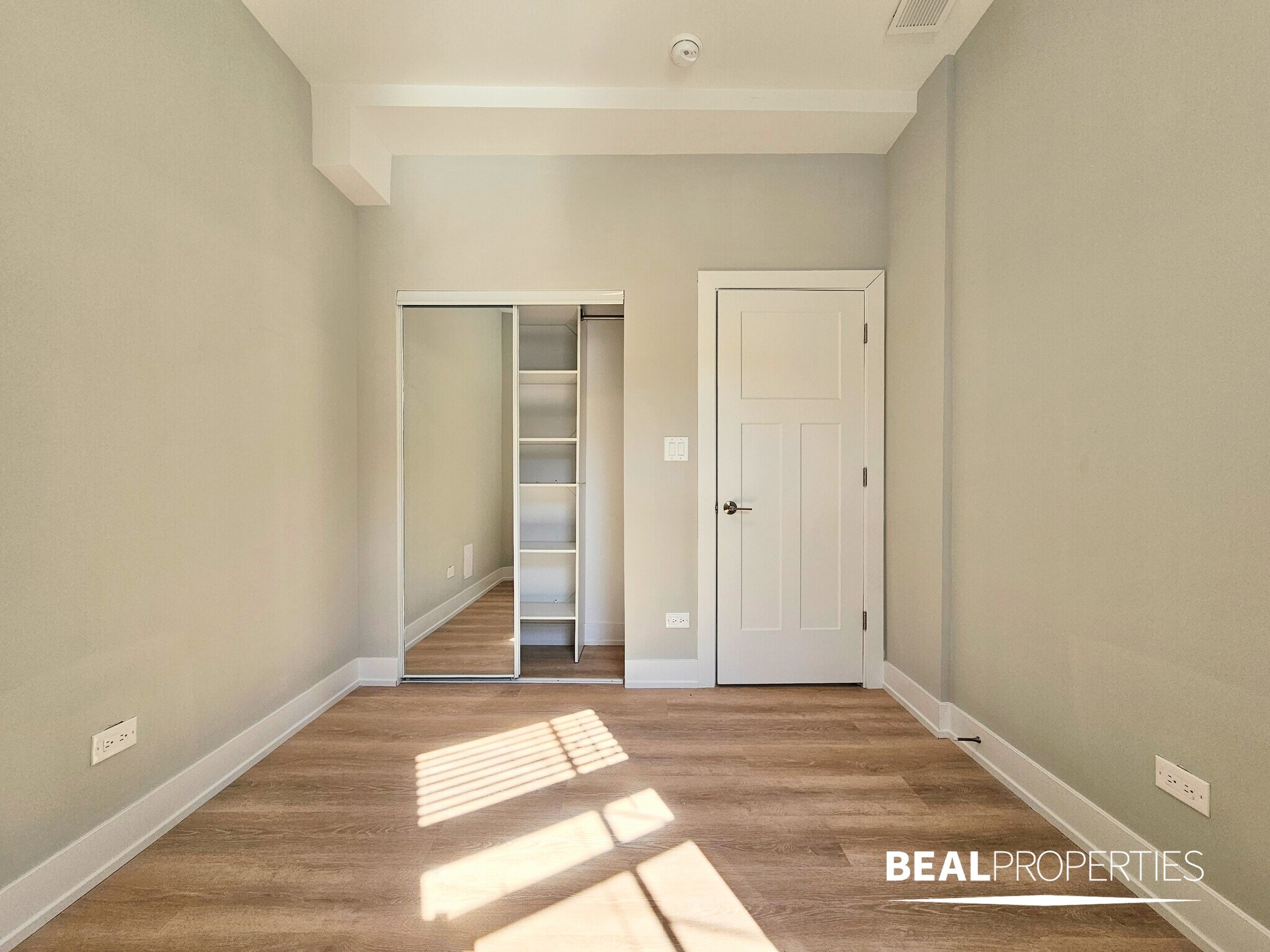Building Photo - 428 W Belden Ave