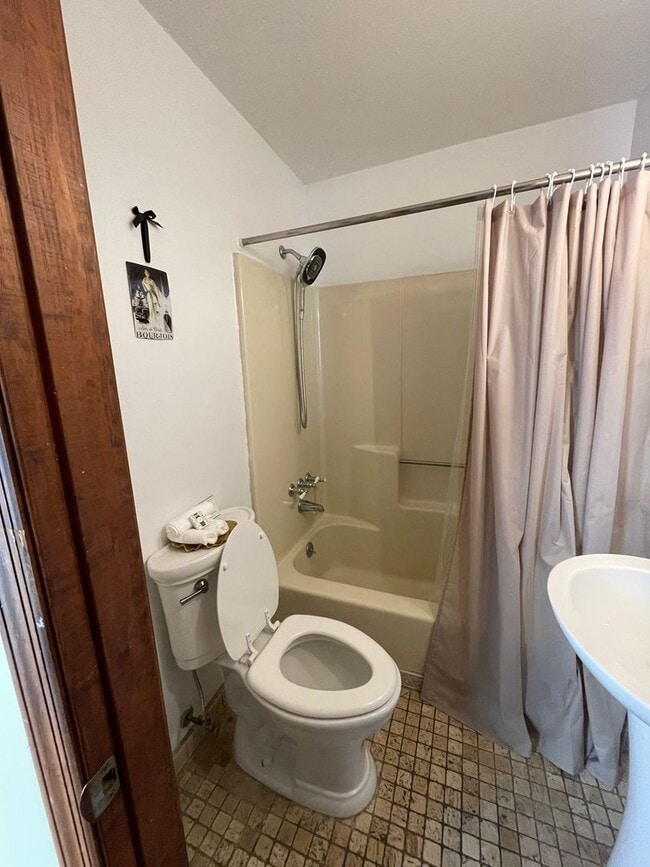 Building Photo - Historic Studio In Medical District-FULLY ...