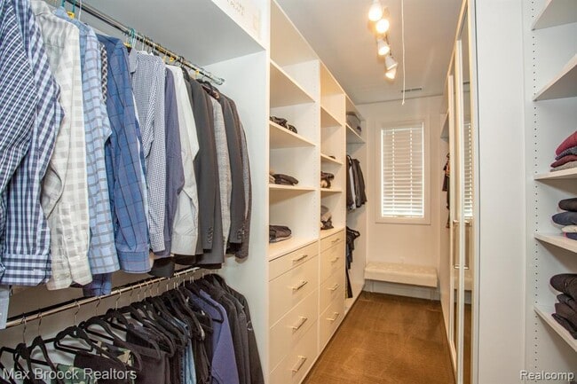 Building Photo - 25925 York Rd