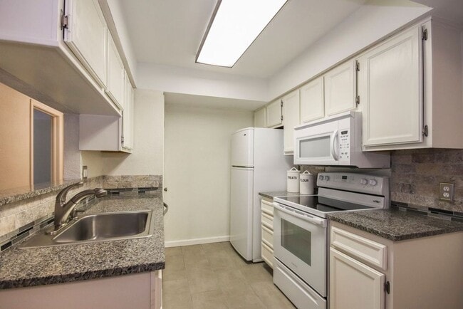 Building Photo - 2 Bed / 1 Bath Condo South Tulsa - Availab...