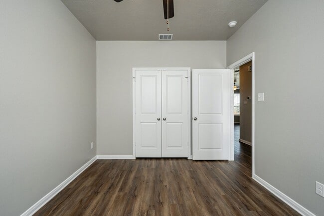 Building Photo - Bright & Cozy Townhome