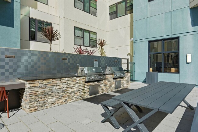 Building Photo - 2000 Post St