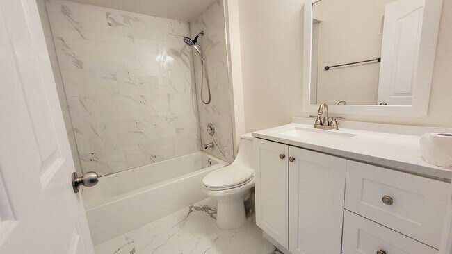 Building Photo - Come see this modern, elegant condo in Celebration!