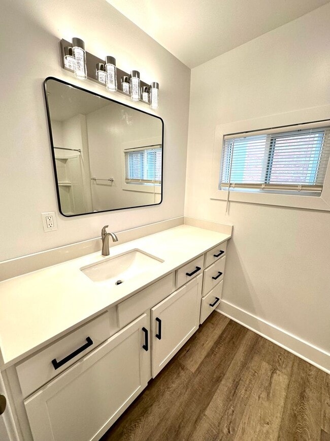 Building Photo - 933 - 320/322 Boggs Avenue