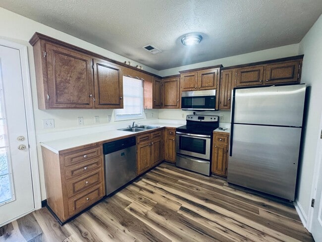 Building Photo - 1ST MONTH RENT HALF OFF