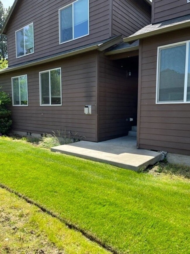 Building Photo - 2 Bed/1.5 Bath Townhome Near the Old Mill - Attached Garage