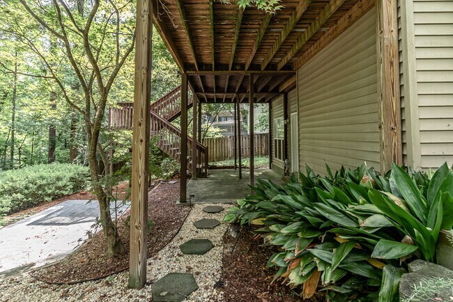 Building Photo - Beautiful 3 bedroom, in-law plan, Family Home in Martinez!  Walk to school!