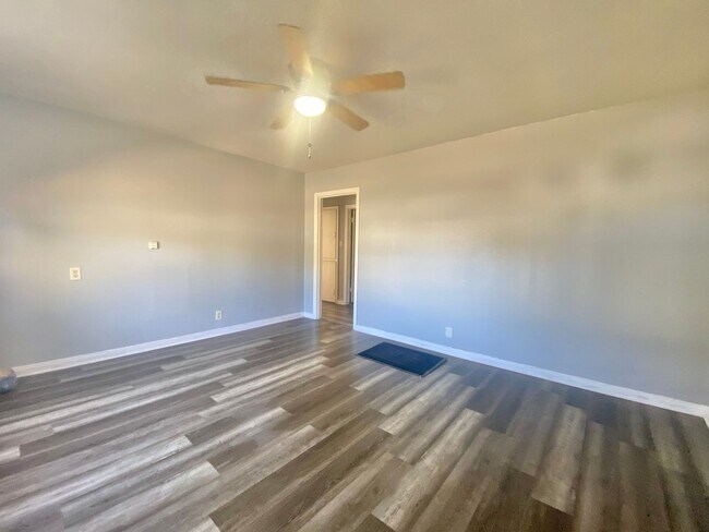 Building Photo - 2 bed 1 bath 1 car garage available now