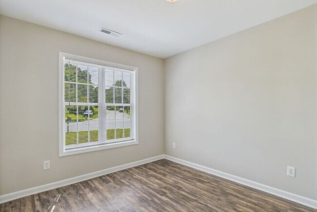 Building Photo - Beautifully Updated 3-Bedroom Home in Gree...