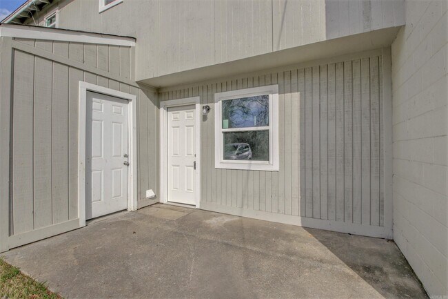 Building Photo - 1900 Labette Manor Dr