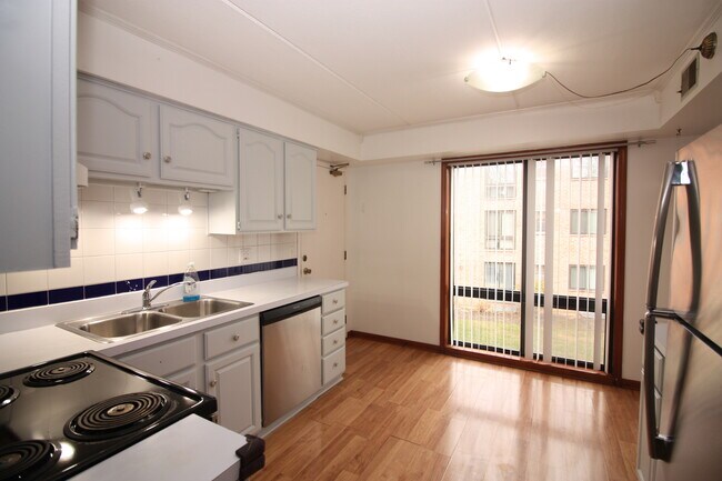 Building Photo - 5406 Chateau Dr