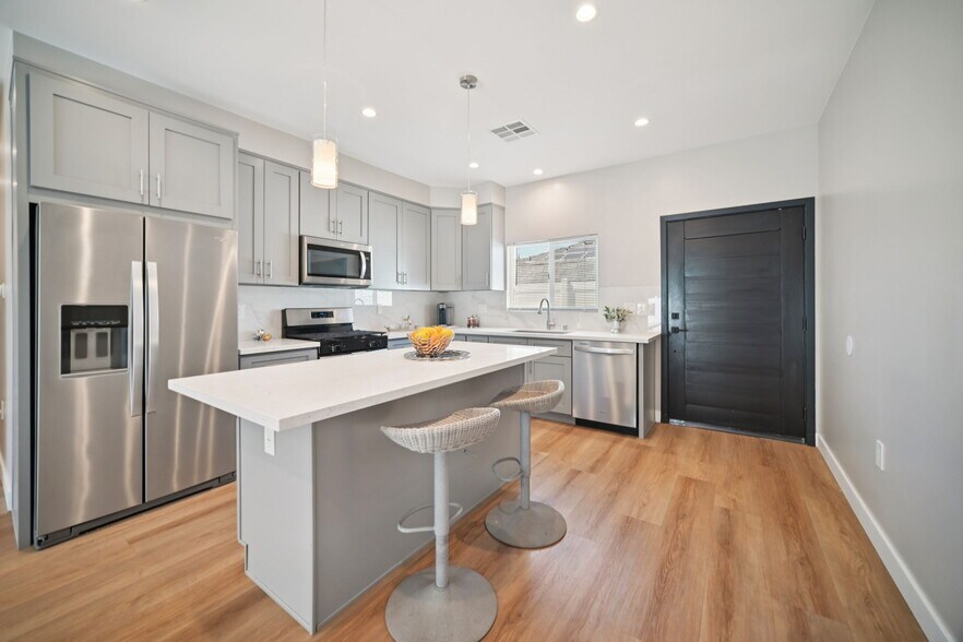 Building Photo - 8436 Oakdale Ave