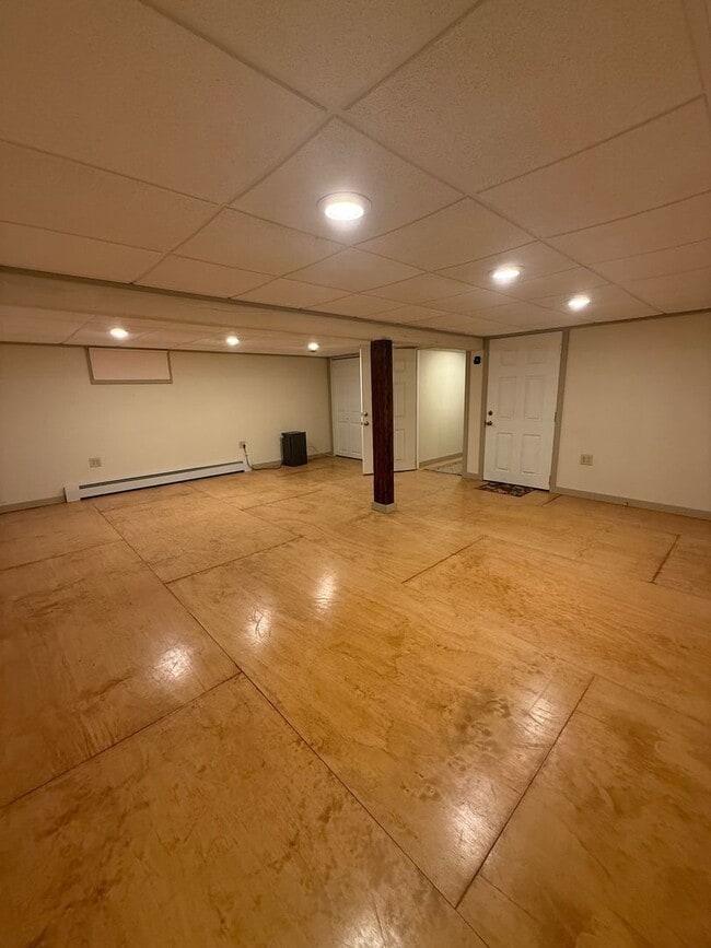 Building Photo - 3 Bedroom House With Large Yard and 2 Bath...