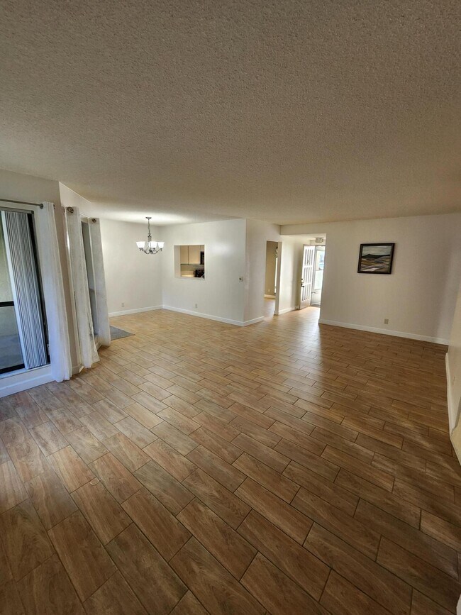 Building Photo - 3345 Lucerne Park Dr