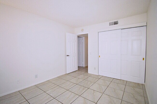 Building Photo - "Spacious 960 Sq Ft Studio Oasis in Vibrant Palm Springs!"