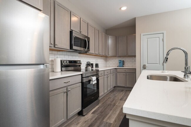 Building Photo - 5825 Sunset Wy