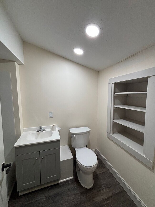 Building Photo - Freshly Renovated 3-Bed, 2-Bath Home Just ...