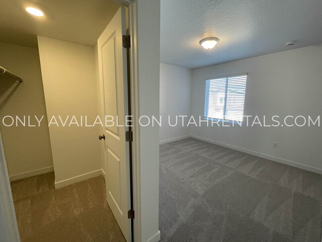 Building Photo - 1605 W Charmer Ln